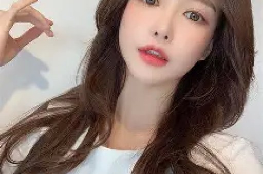 杨紫7月7日外网活动引发争议！网友批评其敏感度不足迪丽热巴受牵连